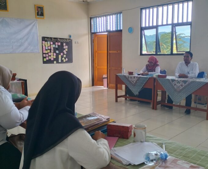 Pembinaan oleh Pengawas Eti Rohaeti, M.Pd di SMP IT AN-Nazmin: Meningkatkan Kualitas Pembelajaran dan Asesmen